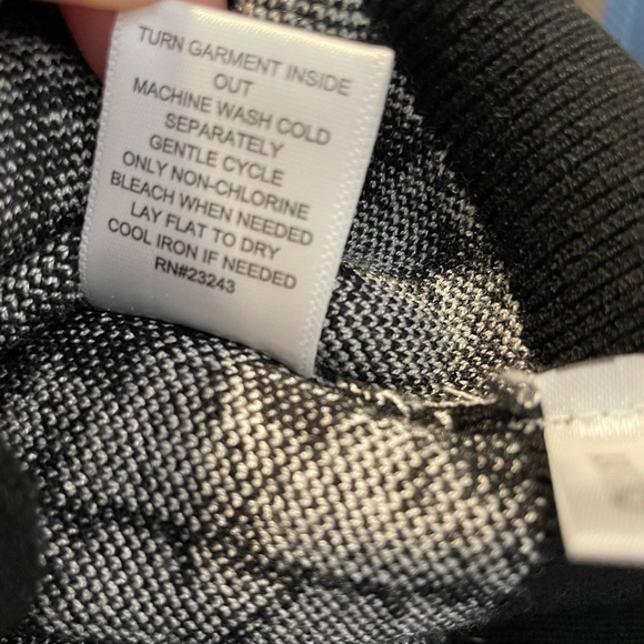 New York & Company Black &White Window Pane Open Bell Sleeve Sweater Size Large - Picture 5 of 11